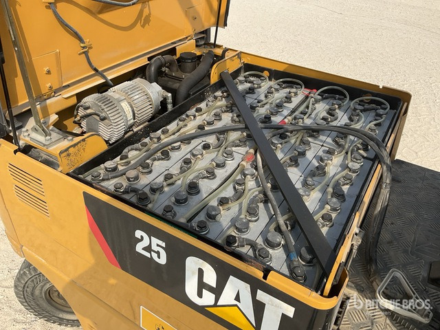 2014 Cat EP25K-PAC 2.5 ton Electric Forklift - Chariot élévateur électrique: photos 5 2014 Cat EP25K-PAC 2.5 ton Electric Forklift - Chariot élévateur électrique: photos 5