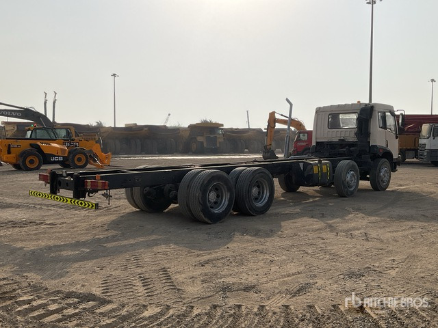 2014 FAW CA1313P 8x4 Twin-Steer Cab and Chassis - Châssis cabine: photos 4 2014 FAW CA1313P 8x4 Twin-Steer Cab and Chassis - Châssis cabine: photos 4