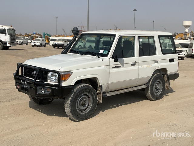 2021 Toyota Land Cruiser 76L 4x4 SUV - SUV: photos 2 2021 Toyota Land Cruiser 76L 4x4 SUV - SUV: photos 2