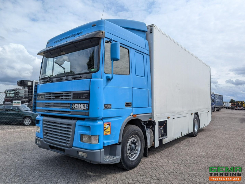 DAF XF95.430 4x2 Spacecab Euro2 - Retarder - Geslotenbak 7.7m - Handgeschakeld - Vangmuil - Camion fourgon: photos 1 DAF XF95.430 4x2 Spacecab Euro2 - Retarder - Geslotenbak 7.7m - Handgeschakeld - Vangmuil - Camion fourgon: photos 1