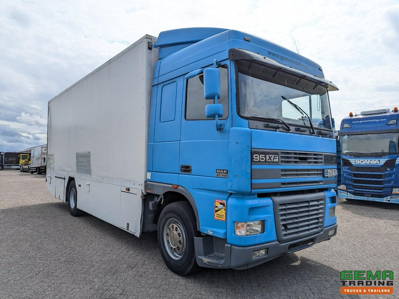 DAF XF95.430 4x2 Spacecab Euro2 - Retarder - Geslotenbak 7.7m - Handgeschakeld - Vangmuil - Camion fourgon: photos 2 DAF XF95.430 4x2 Spacecab Euro2 - Retarder - Geslotenbak 7.7m - Handgeschakeld - Vangmuil - Camion fourgon: photos 2