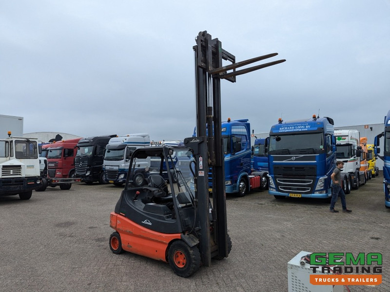 Linde E30 02 - 4058 uur - Duplex Mast - Volrubber Banden - Eurotron 80V-80A Oplader (M34) - Chariot élévateur électrique: photos 2 Linde E30 02 - 4058 uur - Duplex Mast - Volrubber Banden - Eurotron 80V-80A Oplader (M34) - Chariot élévateur électrique: photos 2