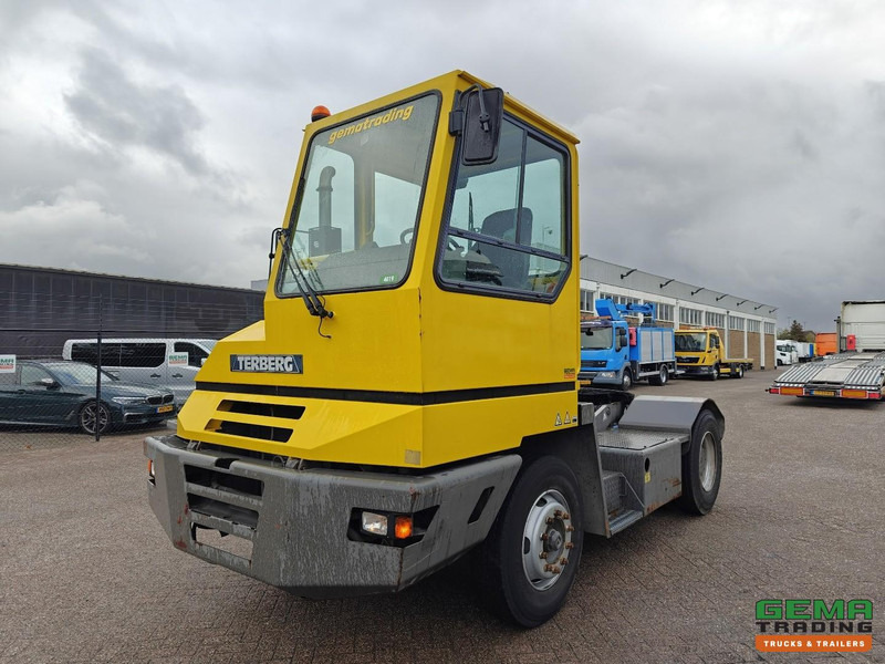 Terberg YT180 Schotel 25T - Naafreductie - Cummins - Landbouw Kenteken 40km/h - Tracteur portuaire: photos 1 Terberg YT180 Schotel 25T - Naafreductie - Cummins - Landbouw Kenteken 40km/h - Tracteur portuaire: photos 1