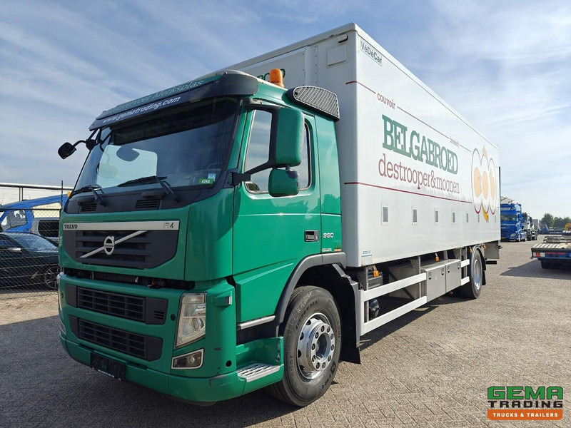 Volvo FM330 4x2 Dagcab Euro5 - KuikenBak 8.4m + Webasto Heater + Dhollandia 2000KG - Camion bétaillère: photos 1 Volvo FM330 4x2 Dagcab Euro5 - KuikenBak 8.4m + Webasto Heater + Dhollandia 2000KG - Camion bétaillère: photos 1