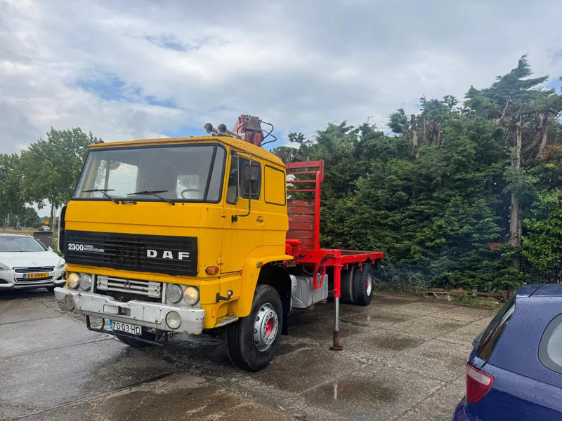 DAF 2300 4X2 Platform + Crane Spring/Spring German truck - Camion plateau: photos 2 DAF 2300 4X2 Platform + Crane Spring/Spring German truck - Camion plateau: photos 2