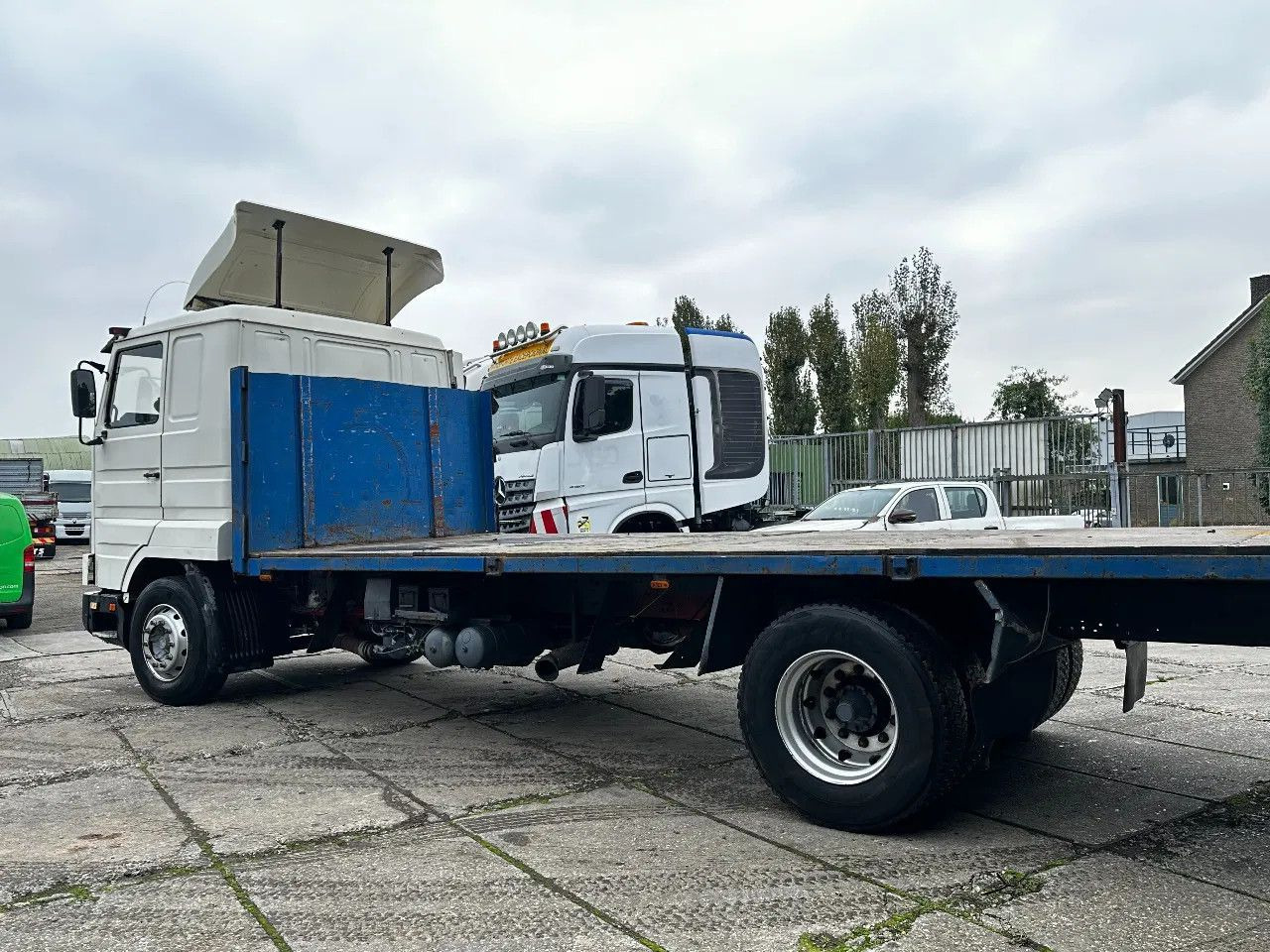 Scania P113-360 4X2 Platform Manual Gear Retarder Scania P113-360 4X2 Platform Manual Gear Retarder - Camion plateau: photos 3 Scania P113-360 4X2 Platform Manual Gear Retarder Scania P113-360 4X2 Platform Manual Gear Retarder - Camion plateau: photos 3