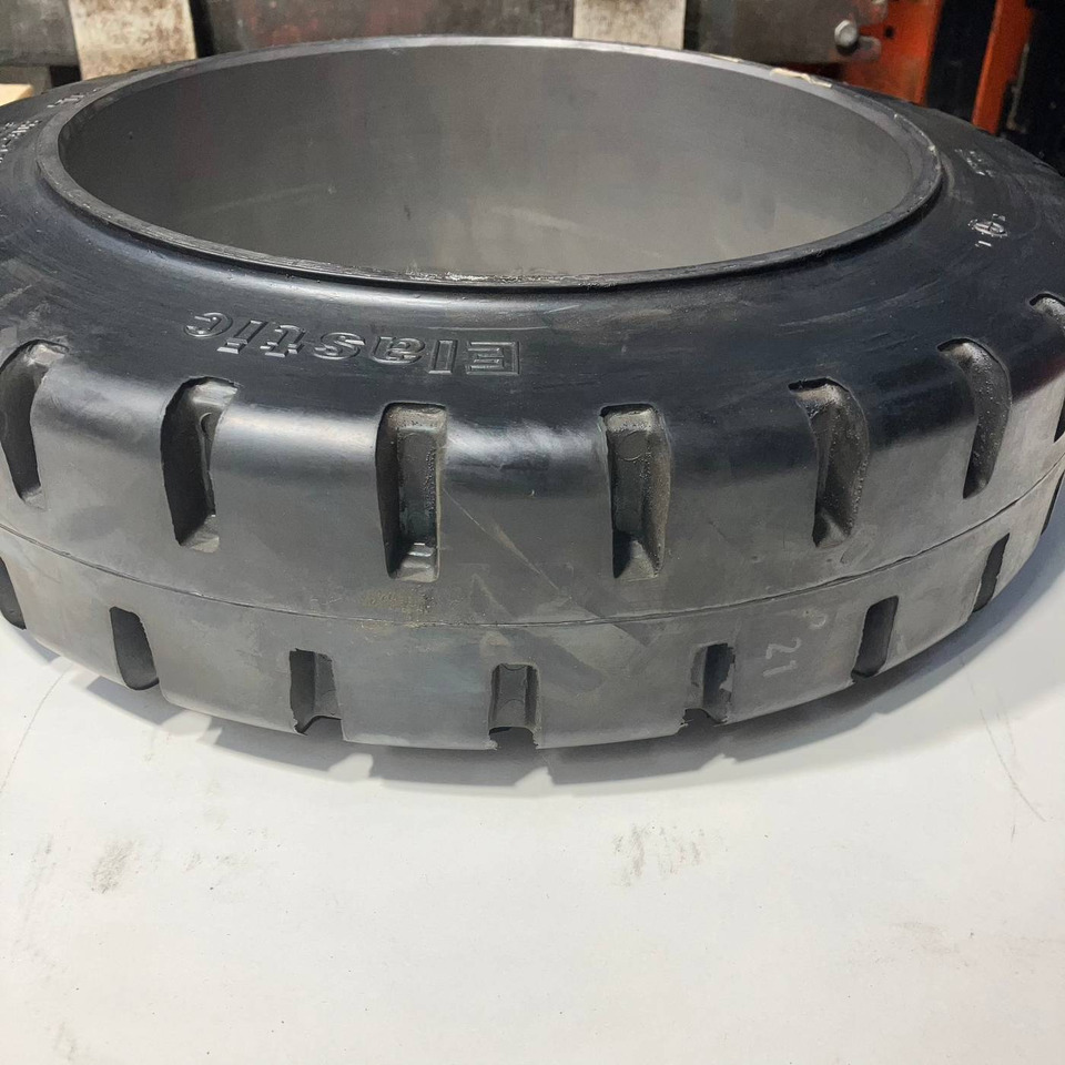 2X Conti 18x5x12 1/8 tyres - Pneu pour Matériel de manutention: photos 2 2X Conti 18x5x12 1/8 tyres - Pneu pour Matériel de manutention: photos 2