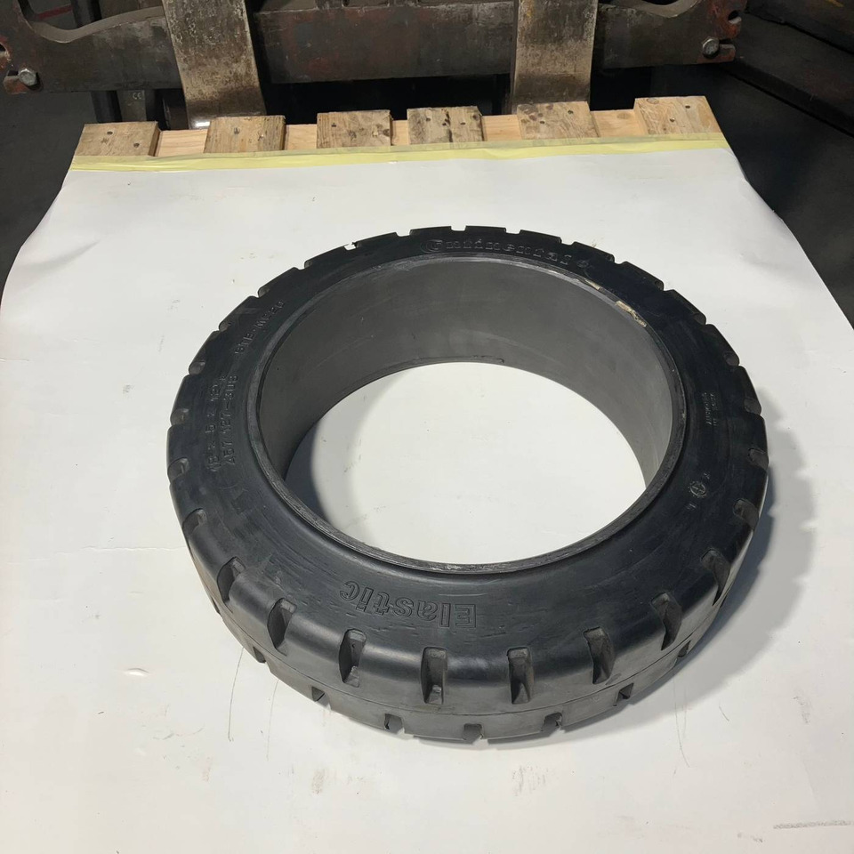 2X Conti 18x5x12 1/8 tyres - Pneu pour Matériel de manutention: photos 1 2X Conti 18x5x12 1/8 tyres - Pneu pour Matériel de manutention: photos 1