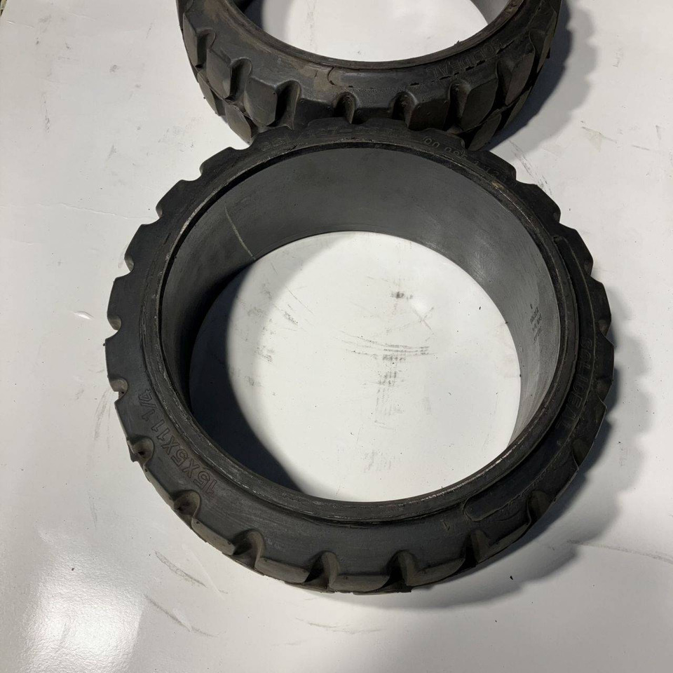 2X Magnum Solideal 15x5x11 1/4 tyres - Pneu pour Matériel de manutention: photos 3 2X Magnum Solideal 15x5x11 1/4 tyres - Pneu pour Matériel de manutention: photos 3