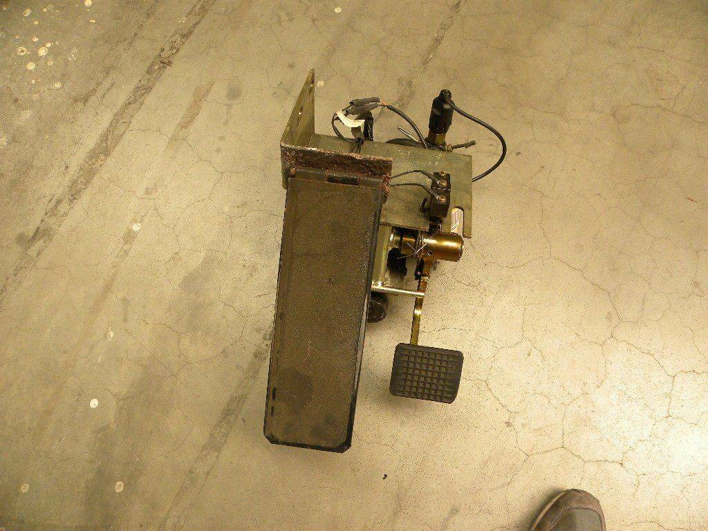 Foot console with gas and brake pedal - Pédale pour Matériel de manutention: photos 2 Foot console with gas and brake pedal - Pédale pour Matériel de manutention: photos 2