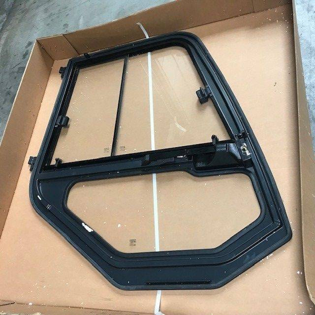 Left door for Komatsu - Portière et pièces pour Matériel de manutention: photos 2 Left door for Komatsu - Portière et pièces pour Matériel de manutention: photos 2