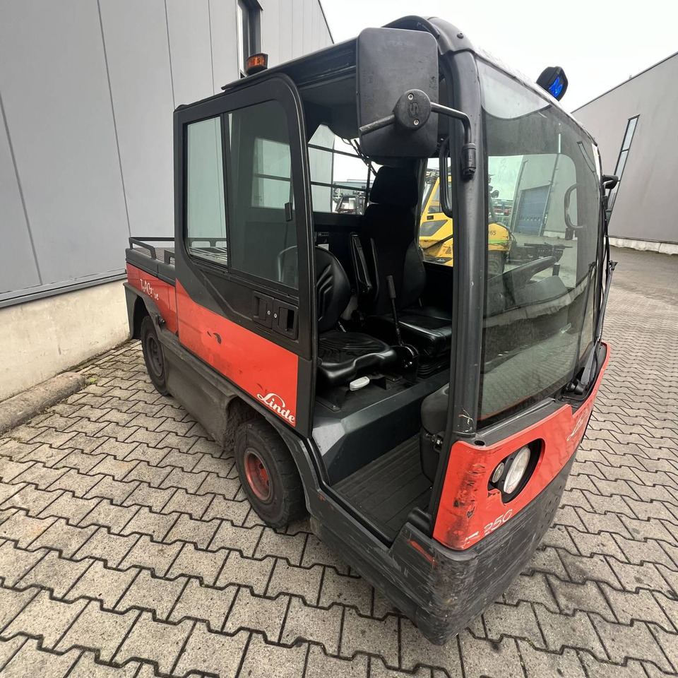 Linde P250 SWB (127) - Chariot tracteur: photos 2 Linde P250 SWB (127) - Chariot tracteur: photos 2