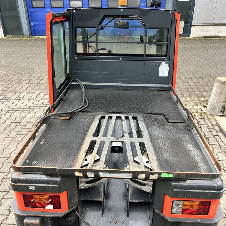Linde P250 SWB (127) - Chariot tracteur: photos 2 Linde P250 SWB (127) - Chariot tracteur: photos 2