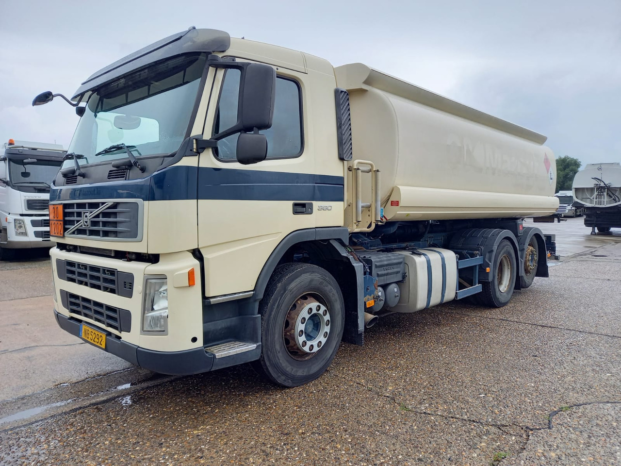 VOLVO FM (lot of 3) - Camion citerne: photos 1 VOLVO FM (lot of 3) - Camion citerne: photos 1