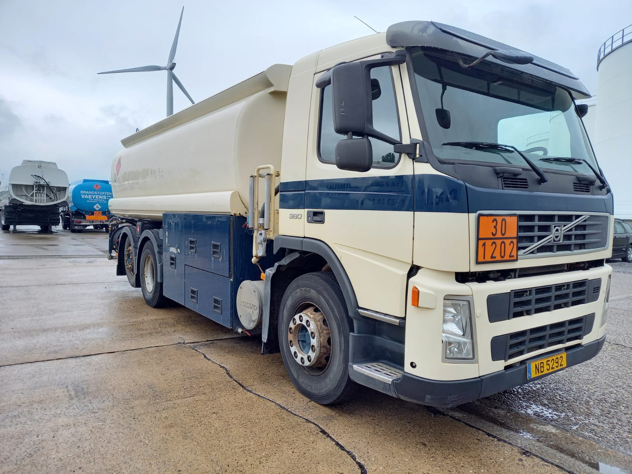VOLVO FM (lot of 3) - Camion citerne: photos 3 VOLVO FM (lot of 3) - Camion citerne: photos 3