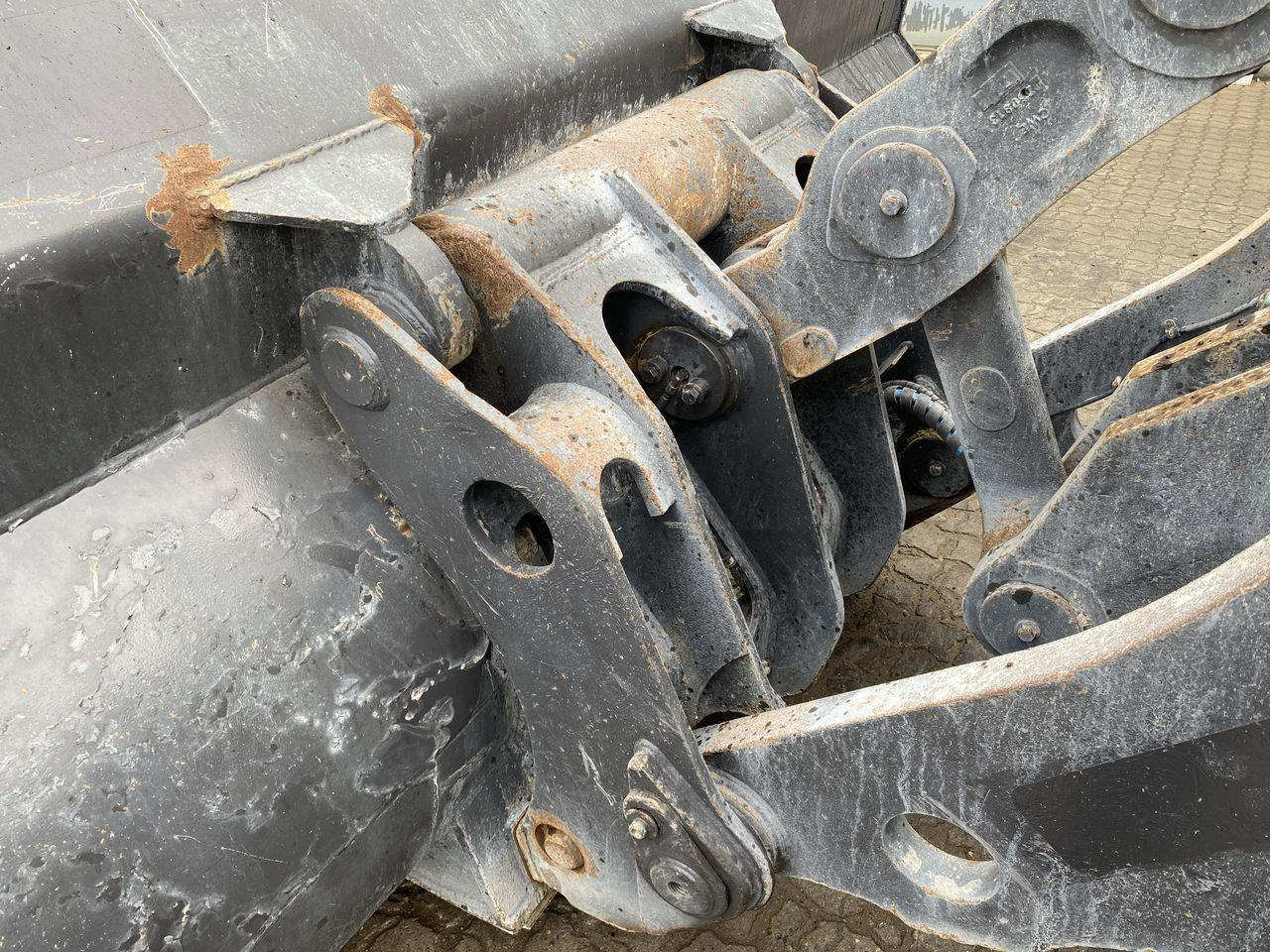 Chargeuse sur pneus Volvo L220G: photos 10 Chargeuse sur pneus Volvo L220G: photos 10