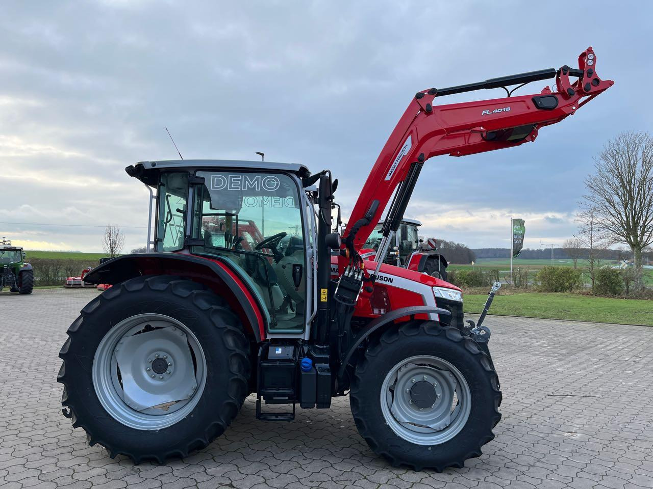 Massey Ferguson 5M.115 Dyna-4 Essential - Tracteur agricole: photos 2 Massey Ferguson 5M.115 Dyna-4 Essential - Tracteur agricole: photos 2