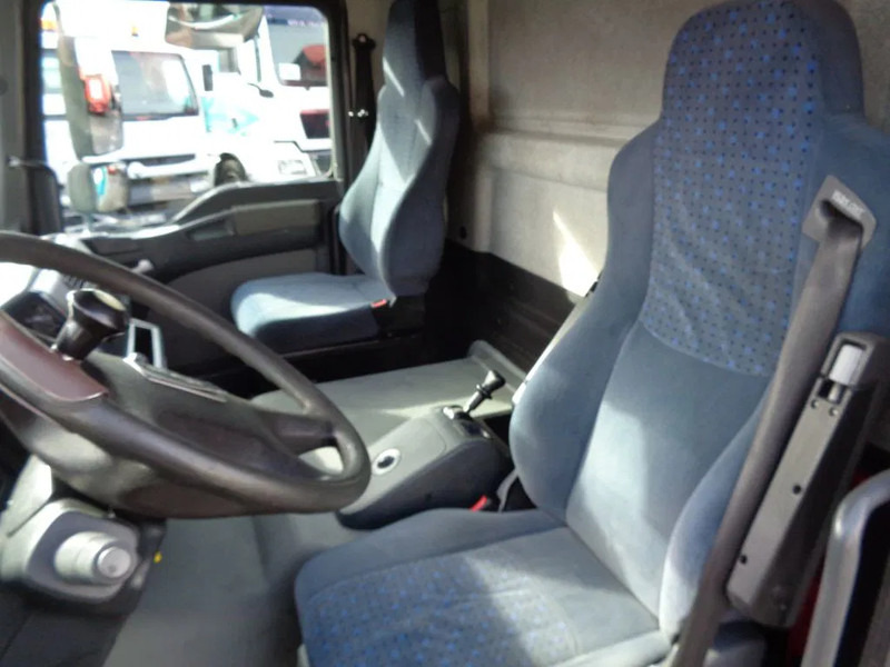 Photo d'intérieur 1: Camion plateau MAN TGM 18.240 + Dhollandia Lift