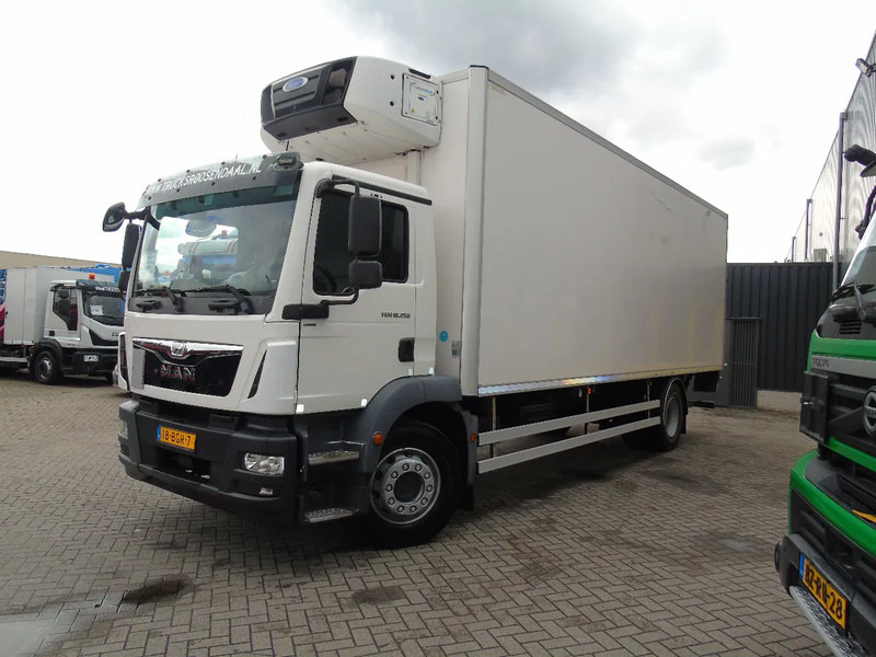 MAN TGM 18.250 + carrier supra 850euro 6 + lift + 19T - Camion frigorifique: photos 2 MAN TGM 18.250 + carrier supra 850euro 6 + lift + 19T - Camion frigorifique: photos 2