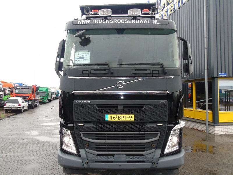 Volvo FH 500 + 10X4 + 33 CUB + SMALL DAMAGE CAB - Camion benne: photos 5 Volvo FH 500 + 10X4 + 33 CUB + SMALL DAMAGE CAB - Camion benne: photos 5
