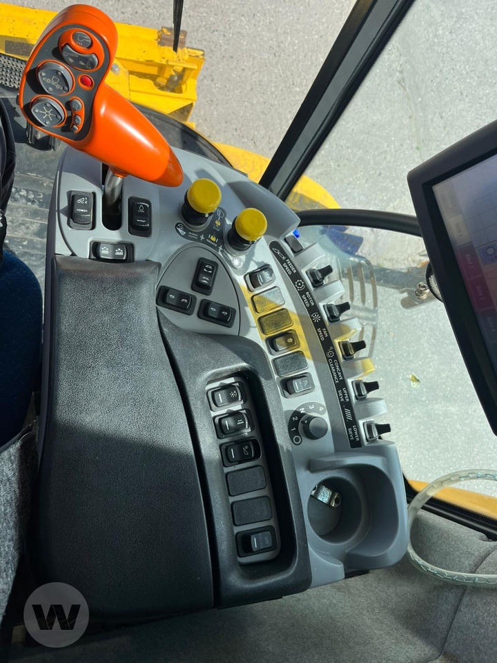 New Holland CR 8080 - Moissonneuse-batteuse: photos 3 New Holland CR 8080 - Moissonneuse-batteuse: photos 3