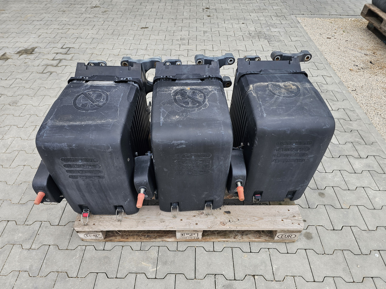 DAF XF106 EURO 6 / VERTICAL BATTERY BOX - Accumulateur: photos 1 DAF XF106 EURO 6 / VERTICAL BATTERY BOX - Accumulateur: photos 1