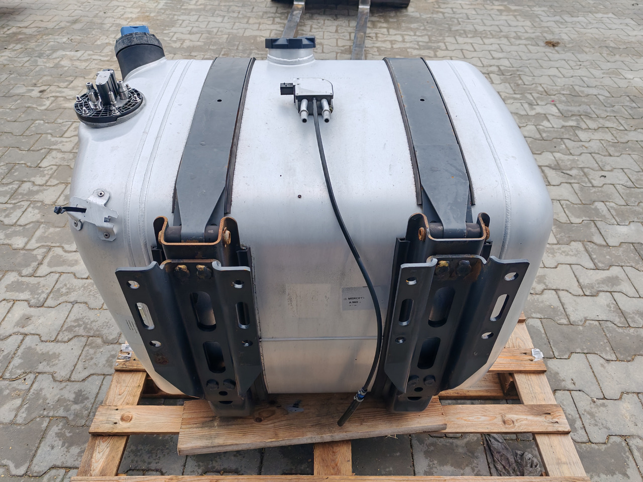 MERCEDES-BENZ ACTROS MP4 / FUEL & ADBLUE TANK / 300L - Réservoir de carburant: photos 5 MERCEDES-BENZ ACTROS MP4 / FUEL & ADBLUE TANK / 300L - Réservoir de carburant: photos 5