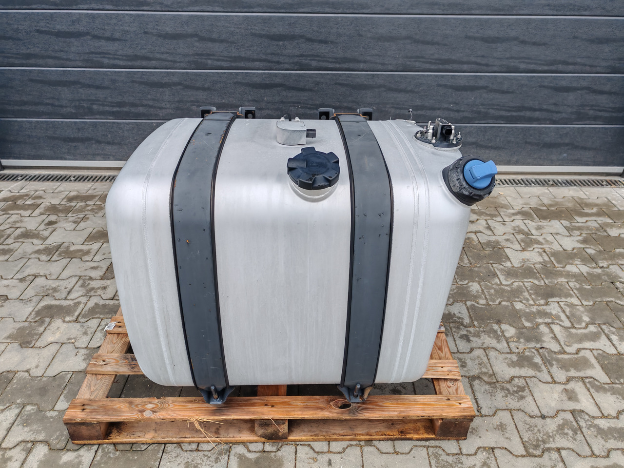 MERCEDES-BENZ ACTROS MP4 / FUEL & ADBLUE TANK / 300L - Réservoir de carburant: photos 2 MERCEDES-BENZ ACTROS MP4 / FUEL & ADBLUE TANK / 300L - Réservoir de carburant: photos 2