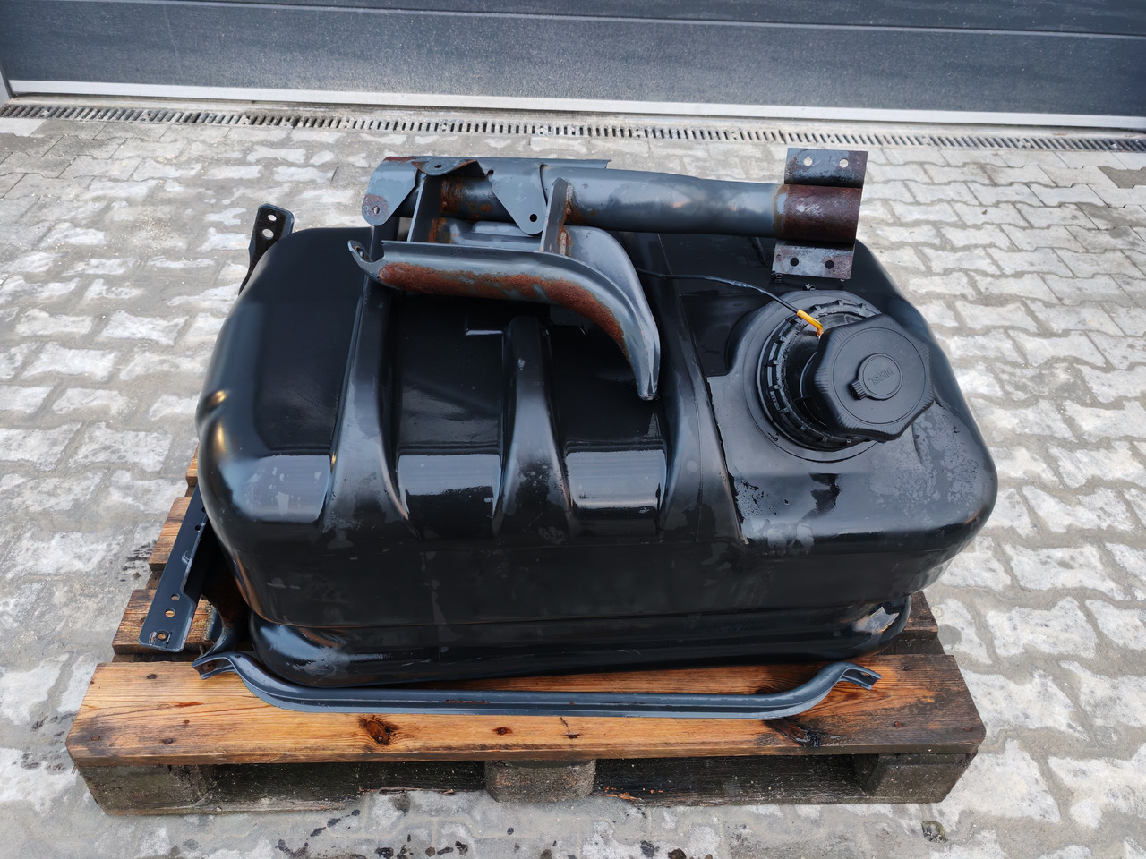 MERCEDES-BENZ ATEGO MP4 EURO6 / COMPLETE FUEL TANK / 180L / A9674710001 - Réservoir de carburant: photos 2 MERCEDES-BENZ ATEGO MP4 EURO6 / COMPLETE FUEL TANK / 180L / A9674710001 - Réservoir de carburant: photos 2