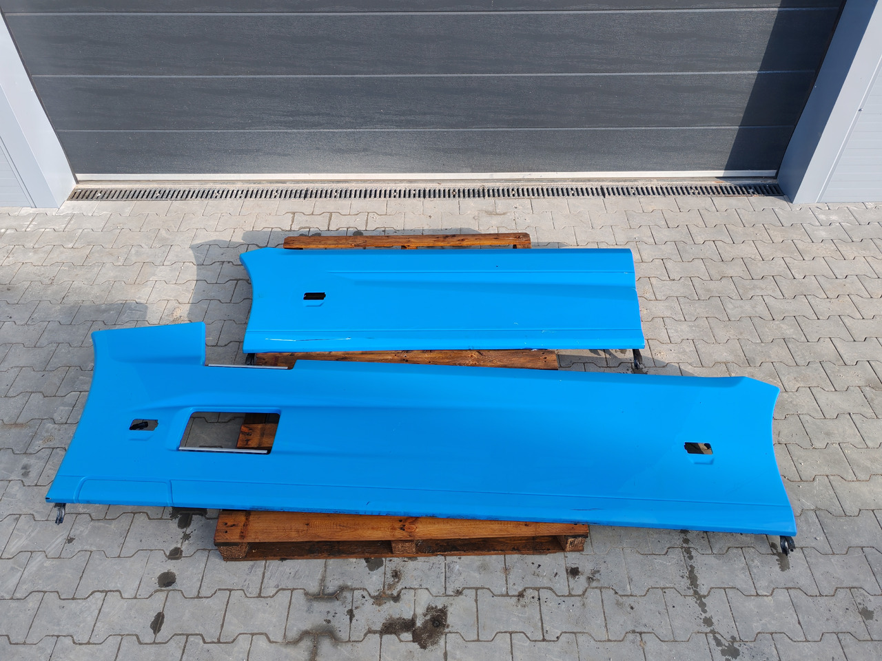 RENAULT RANGE T EURO 6 / SIDE SPOILERS SET - Pièces de rechange: photos 2 RENAULT RANGE T EURO 6 / SIDE SPOILERS SET - Pièces de rechange: photos 2