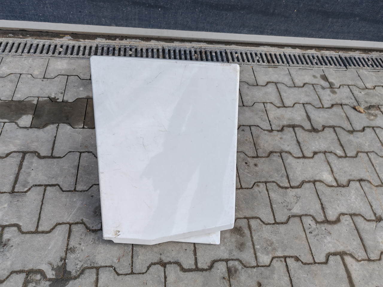 RENAULT RANGE T EURO 6 / HIGH CAB / LEFT SPOILER EXTENDER - Aérodynamique/ Spoilers: photos 2 RENAULT RANGE T EURO 6 / HIGH CAB / LEFT SPOILER EXTENDER - Aérodynamique/ Spoilers: photos 2