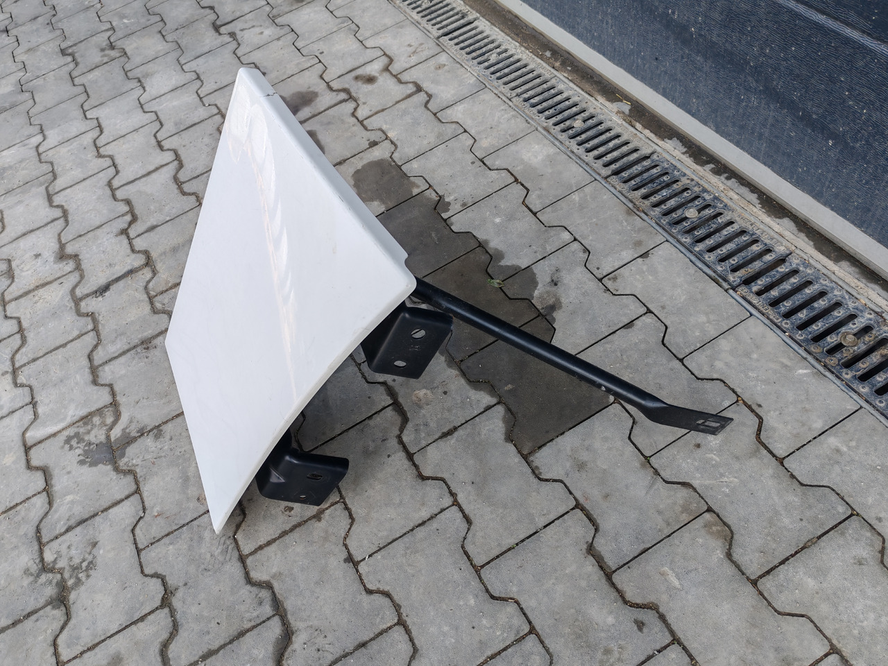 RENAULT RANGE T EURO 6 / HIGH CAB / RIGHT SPOILER EXTENDER - Aérodynamique/ Spoilers: photos 3 RENAULT RANGE T EURO 6 / HIGH CAB / RIGHT SPOILER EXTENDER - Aérodynamique/ Spoilers: photos 3