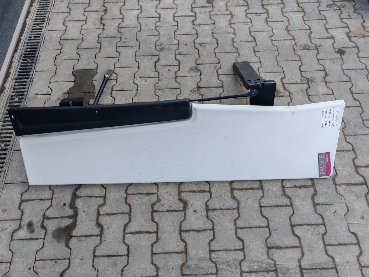 RENAULT RANGE T EURO 6 / HIGH CAB / RIGHT SPOILER - Aérodynamique/ Spoilers: photos 3 RENAULT RANGE T EURO 6 / HIGH CAB / RIGHT SPOILER - Aérodynamique/ Spoilers: photos 3