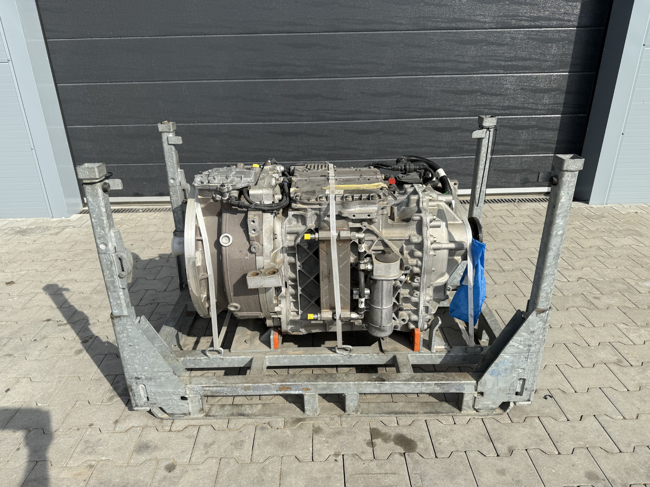 VOLVO BUS HYBRID Automatic gearbox AT2412F electric motor EMDS120 (EMD300B) / NEW - Boîte de vitesse pour Bus urbain: photos 2 VOLVO BUS HYBRID Automatic gearbox AT2412F electric motor EMDS120 (EMD300B) / NEW - Boîte de vitesse pour Bus urbain: photos 2