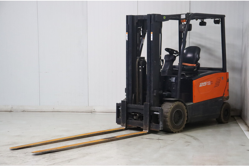 Doosan B25X-7 - Chariot élévateur électrique: photos 4 Doosan B25X-7 - Chariot élévateur électrique: photos 4