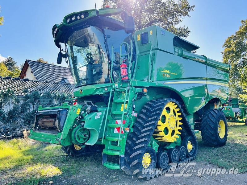 John Deere S780 - Moissonneuse-batteuse: photos 1 John Deere S780 - Moissonneuse-batteuse: photos 1