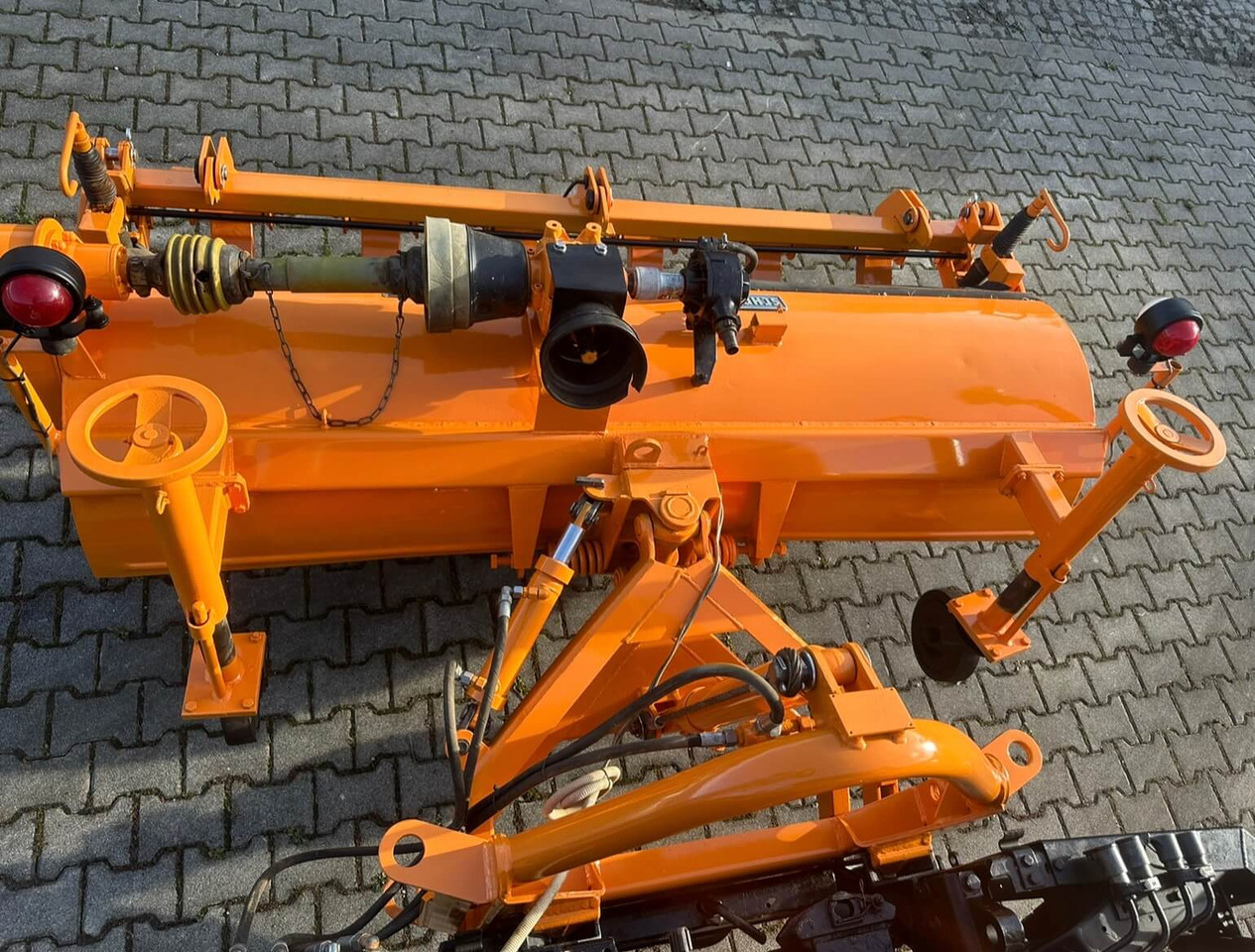 Unimog Frontanbaukehrbesen Schmidt VKS4.2 - Brosse: photos 4 Unimog Frontanbaukehrbesen Schmidt VKS4.2 - Brosse: photos 4
