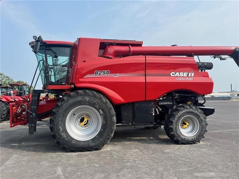 Case IH 8250 Axial-Flow New and unused combine - Moissonneuse-batteuse: photos 1 Case IH 8250 Axial-Flow New and unused combine - Moissonneuse-batteuse: photos 1