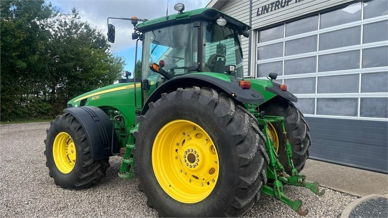 John Deere 8230 Med frontlift - Tracteur agricole: photos 3 John Deere 8230 Med frontlift - Tracteur agricole: photos 3