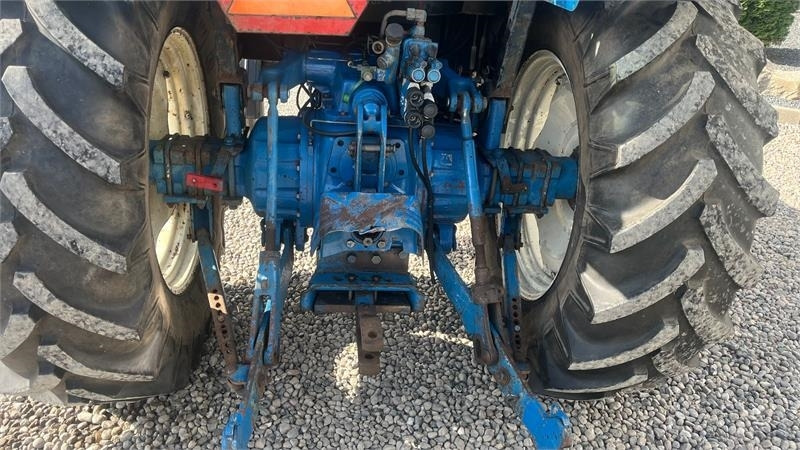 New Holland 5640 SL Dualpower - Tracteur agricole: photos 4 New Holland 5640 SL Dualpower - Tracteur agricole: photos 4