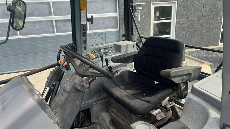 New Holland 7740 SLE Turbo Handy 2wd traktor - Tracteur agricole: photos 5 New Holland 7740 SLE Turbo Handy 2wd traktor - Tracteur agricole: photos 5