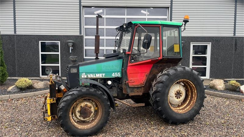Valmet 455 Med en slags frontlift - Tracteur agricole: photos 1 Valmet 455 Med en slags frontlift - Tracteur agricole: photos 1