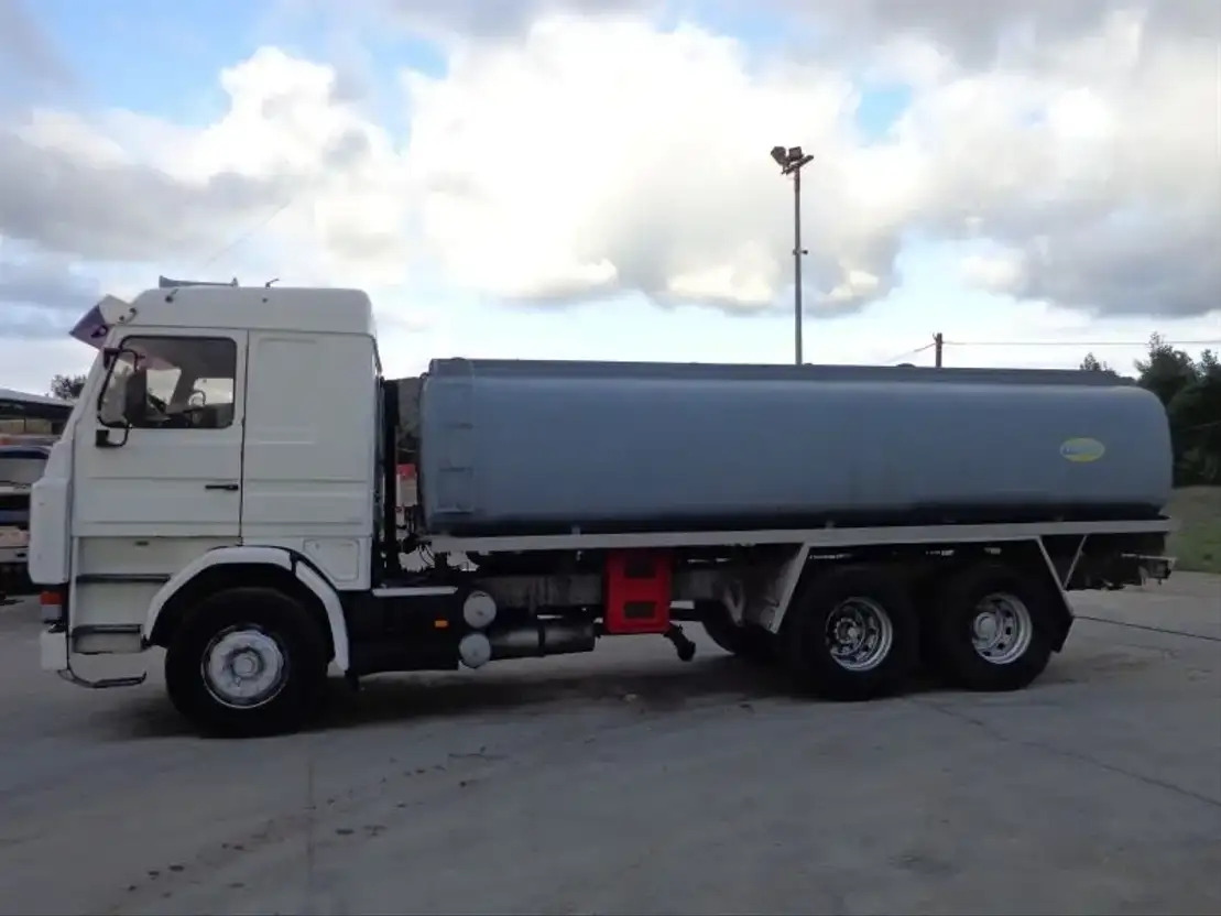 Scania R143-470 V8 Scania R143HL .470 6X2 Diesel/OIL Tank - Camion citerne: photos 3 Scania R143-470 V8 Scania R143HL .470 6X2 Diesel/OIL Tank - Camion citerne: photos 3