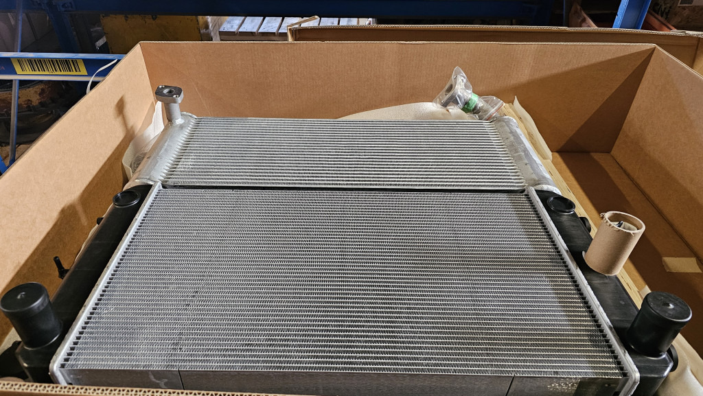 Hitachi YA00009861 - YA00043285 - Radiateur pour Engins de chantier: photos 2 Hitachi YA00009861 - YA00043285 - Radiateur pour Engins de chantier: photos 2