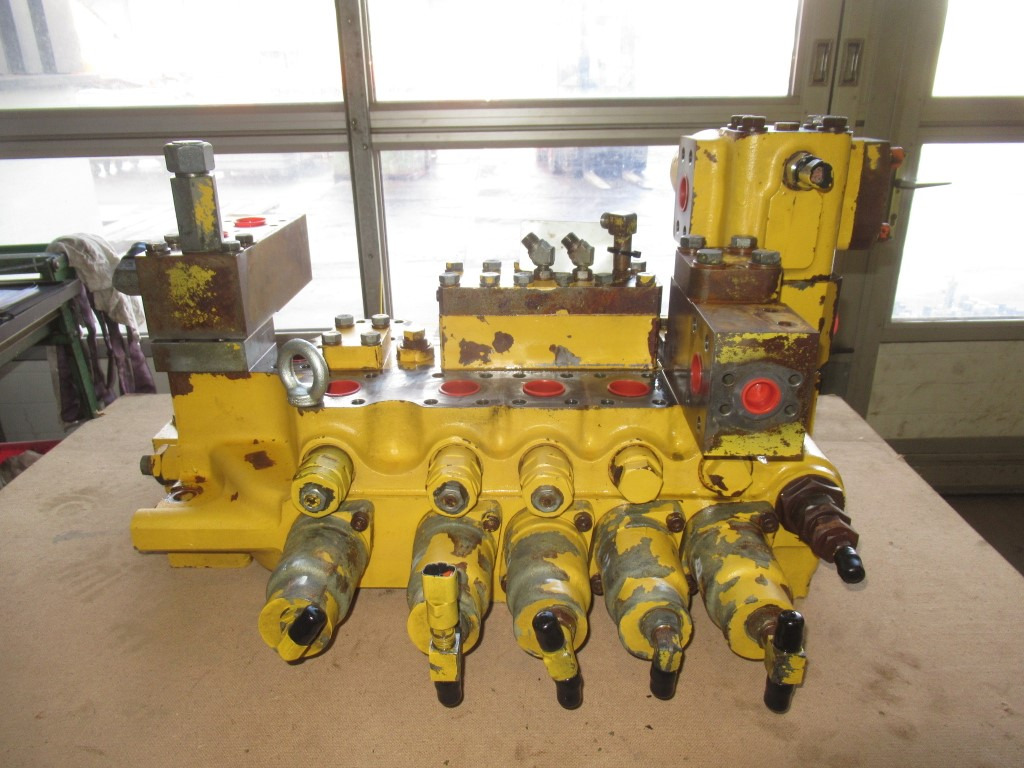 Komatsu 709-15-94200 - Valve hydraulique pour Engins de chantier: photos 4 Komatsu 709-15-94200 - Valve hydraulique pour Engins de chantier: photos 4