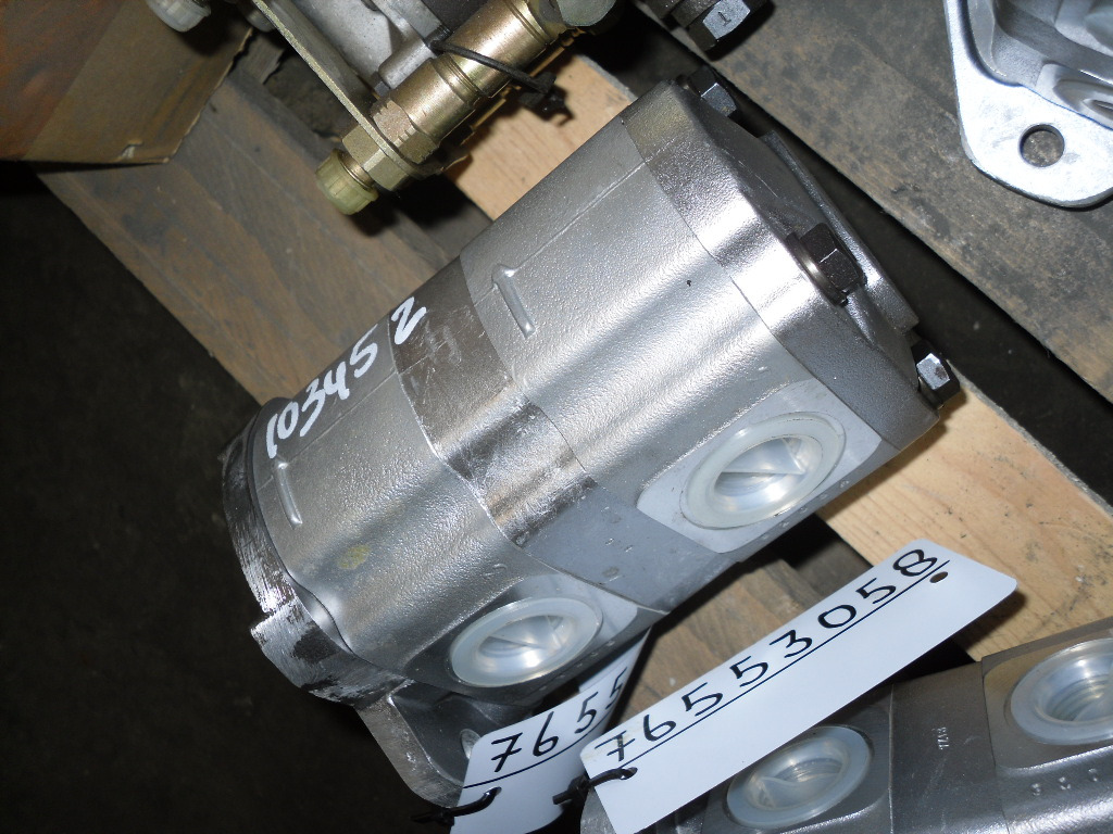 New Holland 157582028 - 76553058 - Pompe de support pour Engins de chantier: photos 1 New Holland 157582028 - 76553058 - Pompe de support pour Engins de chantier: photos 1