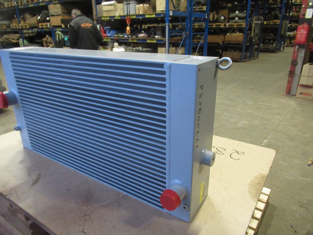 New Holland 6904524 - Radiateur pour Engins de chantier: photos 3 New Holland 6904524 - Radiateur pour Engins de chantier: photos 3