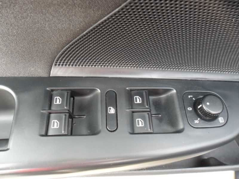 Voiture Volkswagen Golf VI Variant Trendline: photos 13