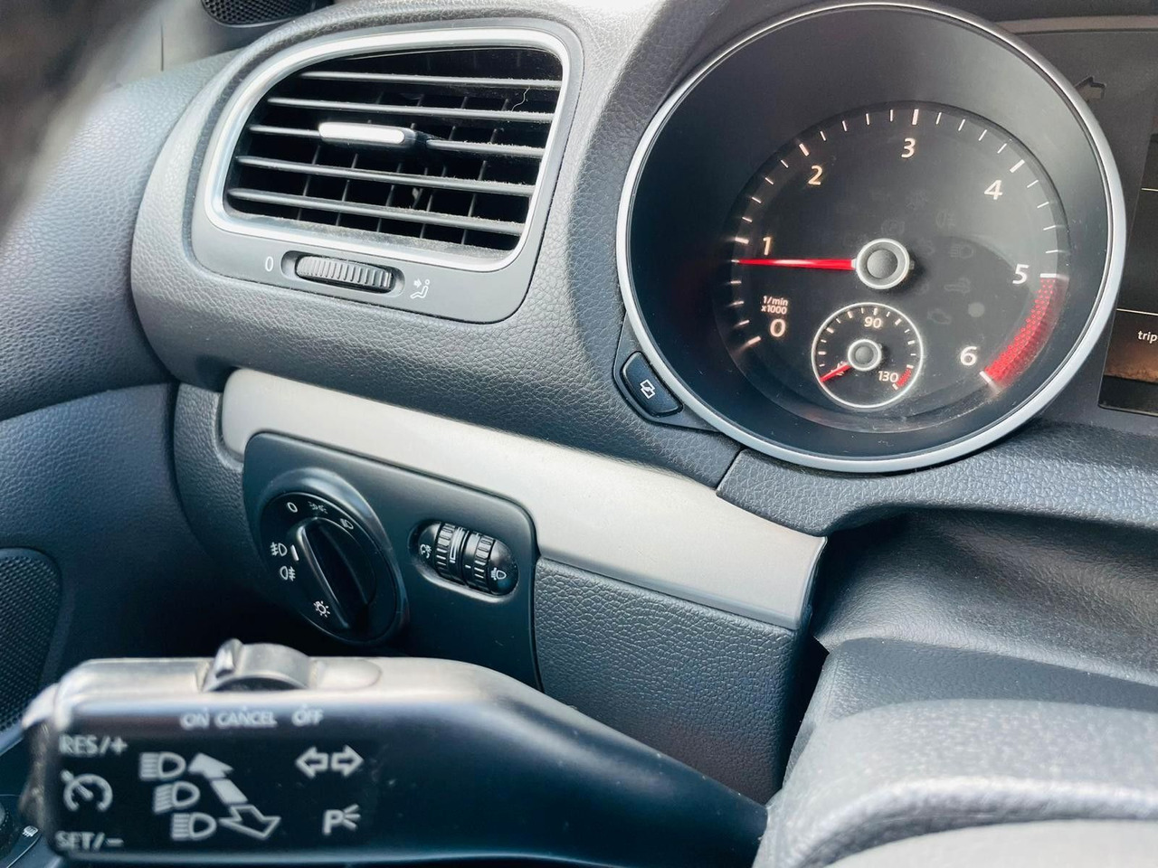 Voiture Volkswagen Golf VI Variant Trendline: photos 10