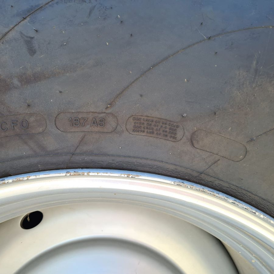 Michelin 800/70R38 - Roue complète: photos 3 Michelin 800/70R38 - Roue complète: photos 3